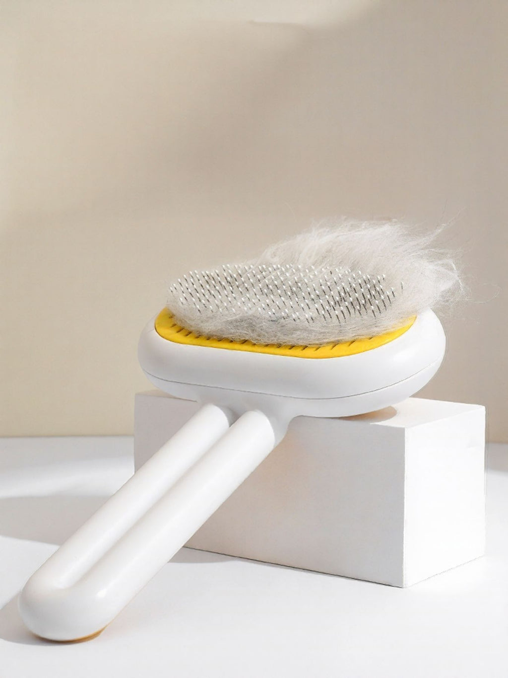 Trendsi portable pet hair remover brush with ergonomic handle and sticky lint-catching surface for quick pet hair removal.