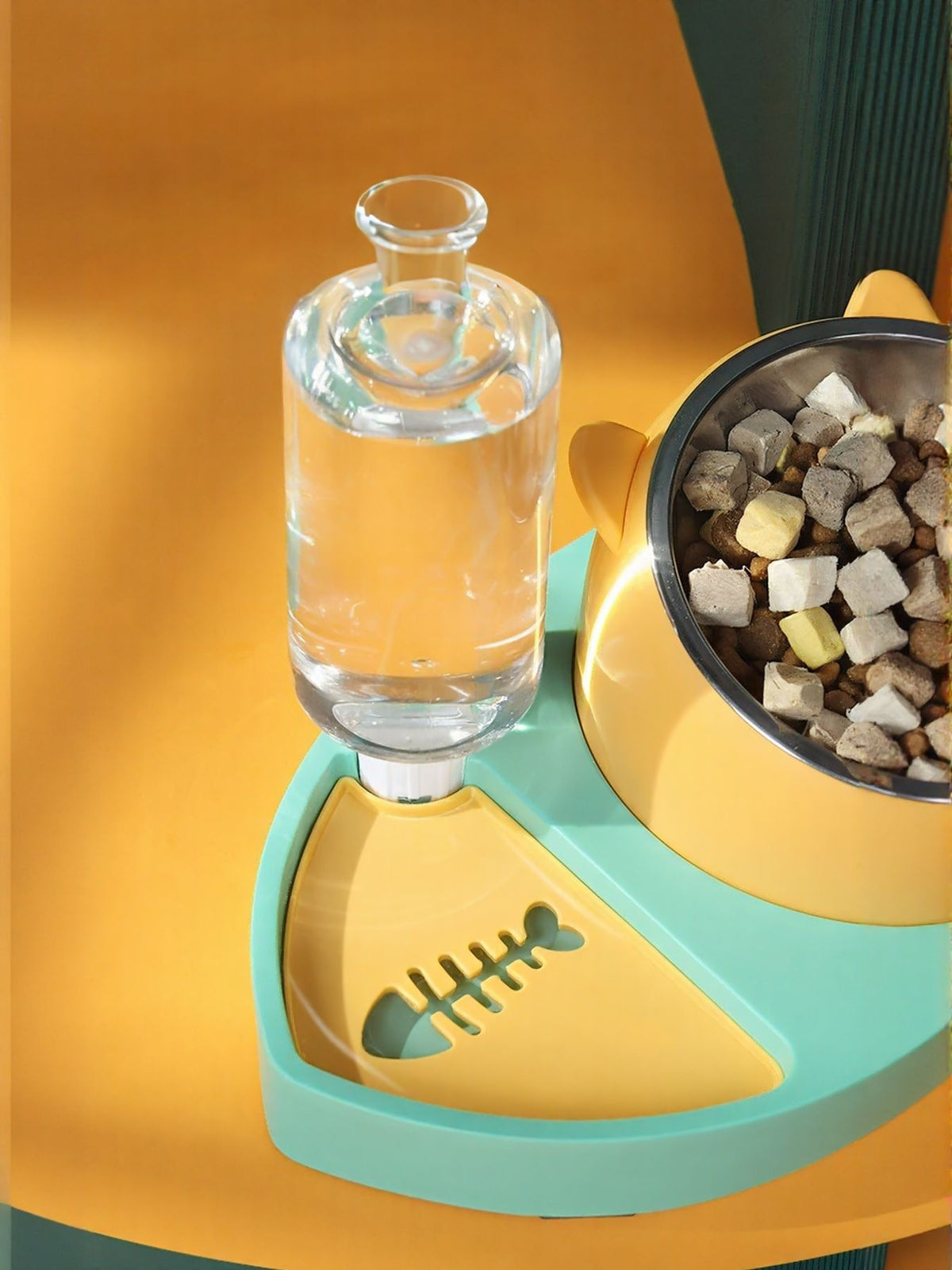 Automatic water refill pet bowl by Trendsi, featuring a sleek design with a water level sensor and easy-to-clean surface.