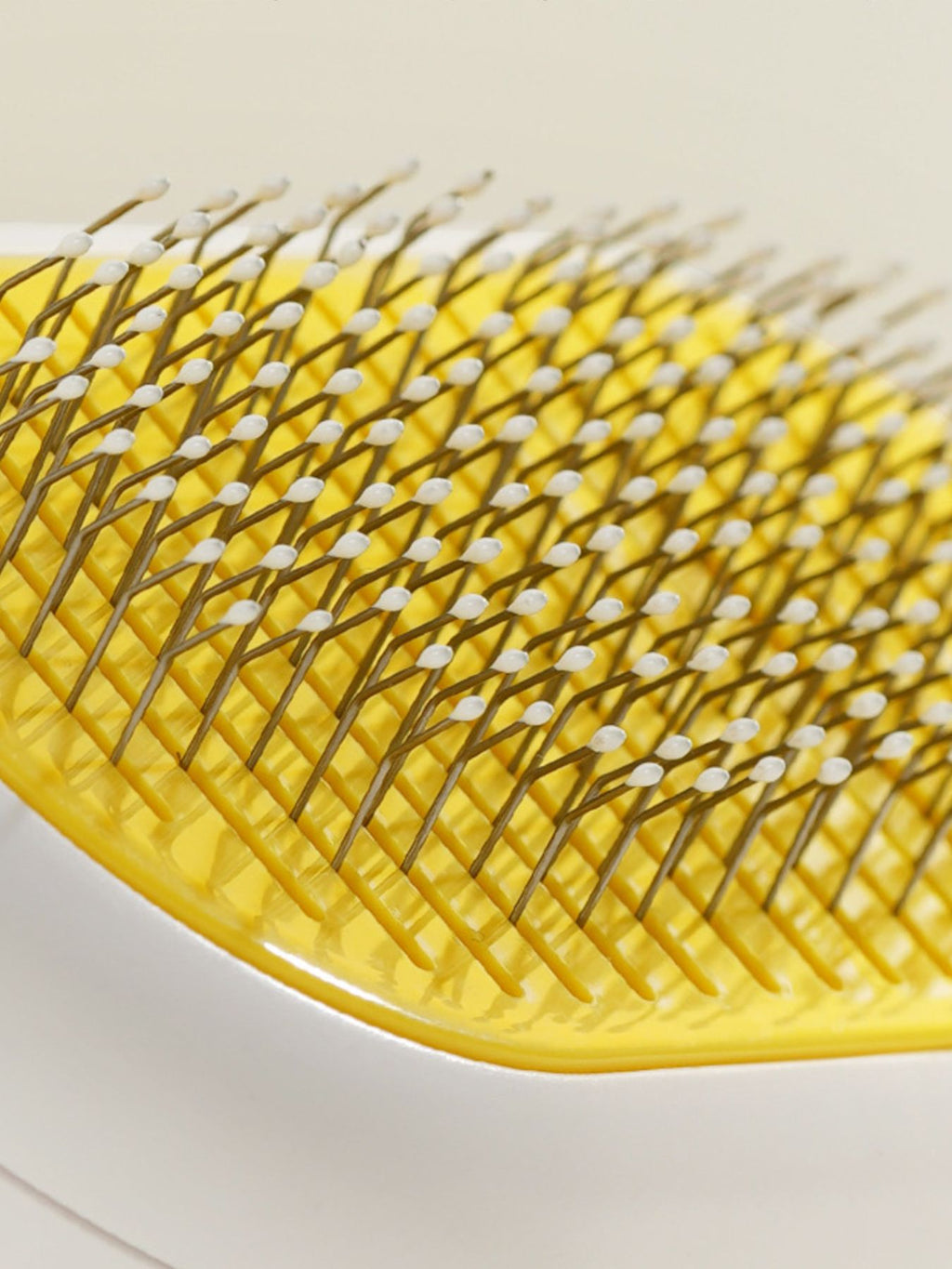 Trendsi portable pet hair remover brush with ergonomic handle and cleaning surface for removing pet hair from furniture and clothing.