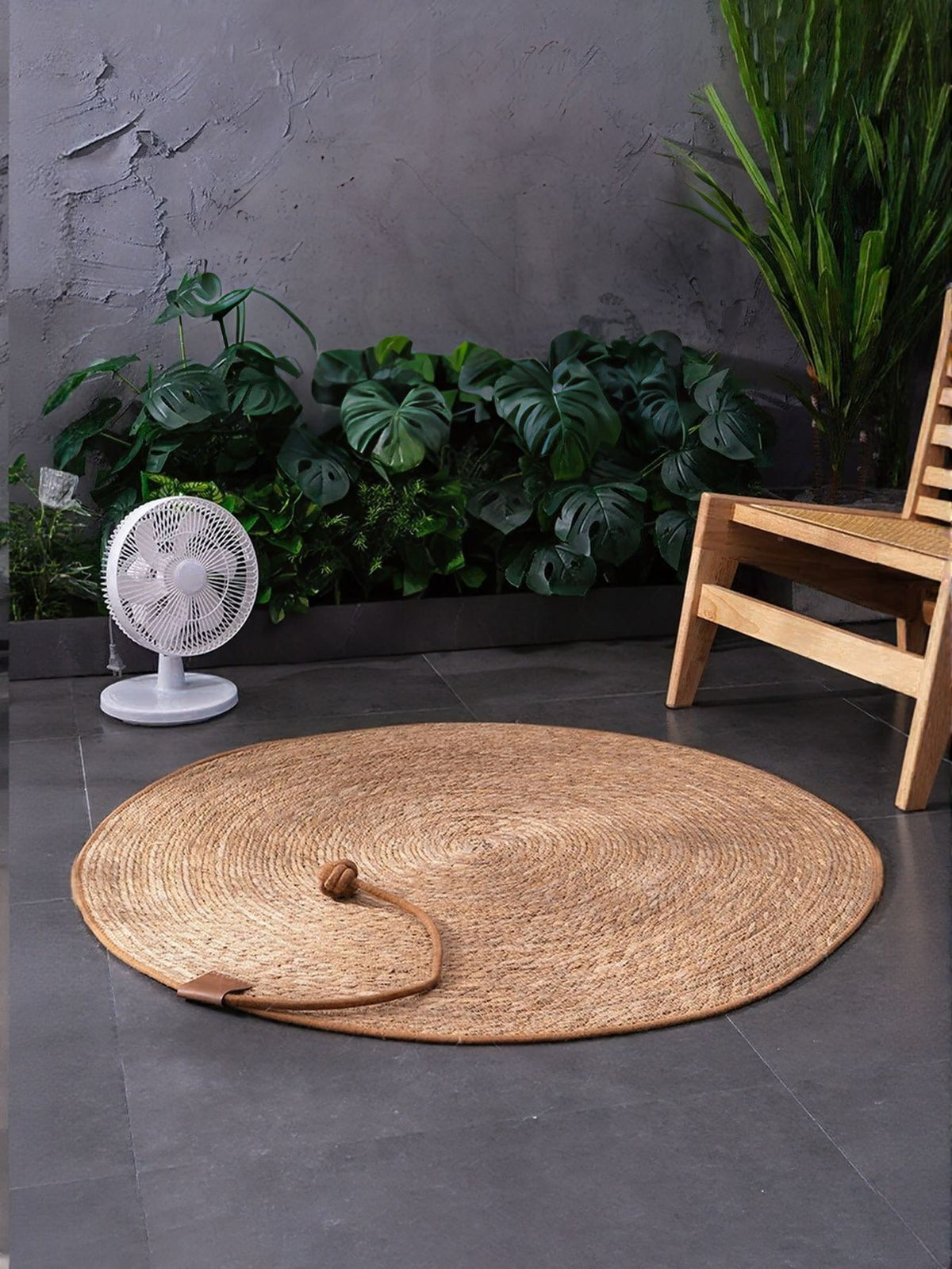 Round braided pet mat by Trendsi showing a cozy, woven design suitable for pets to rest comfortably.
