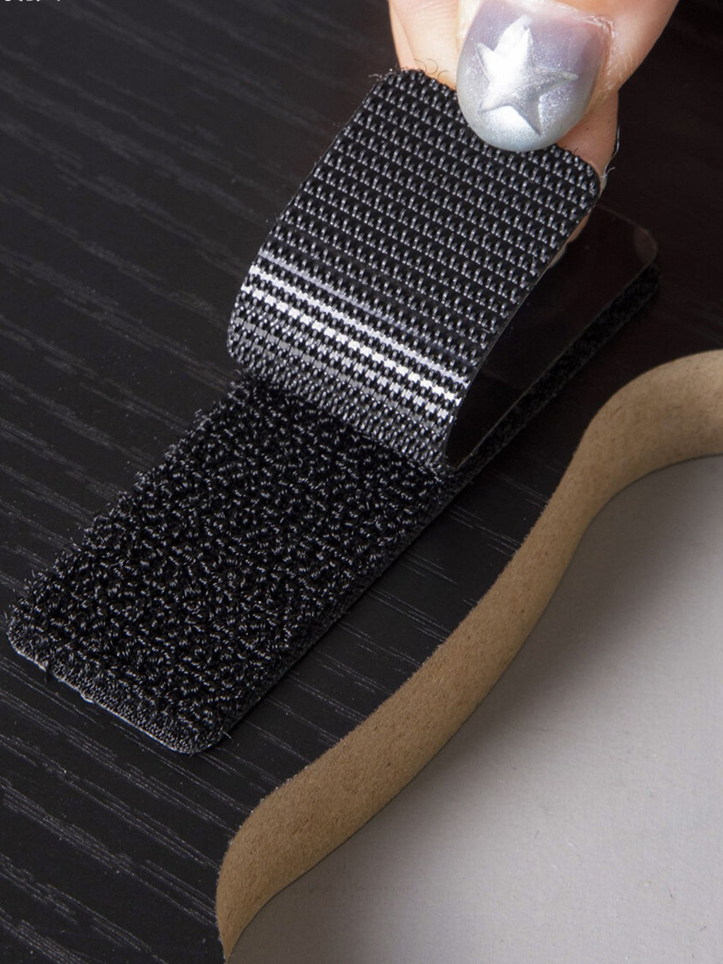 Cat-shaped scratching post by Trendsi with sisal surface and playful design, ideal for cats to scratch and lounge.