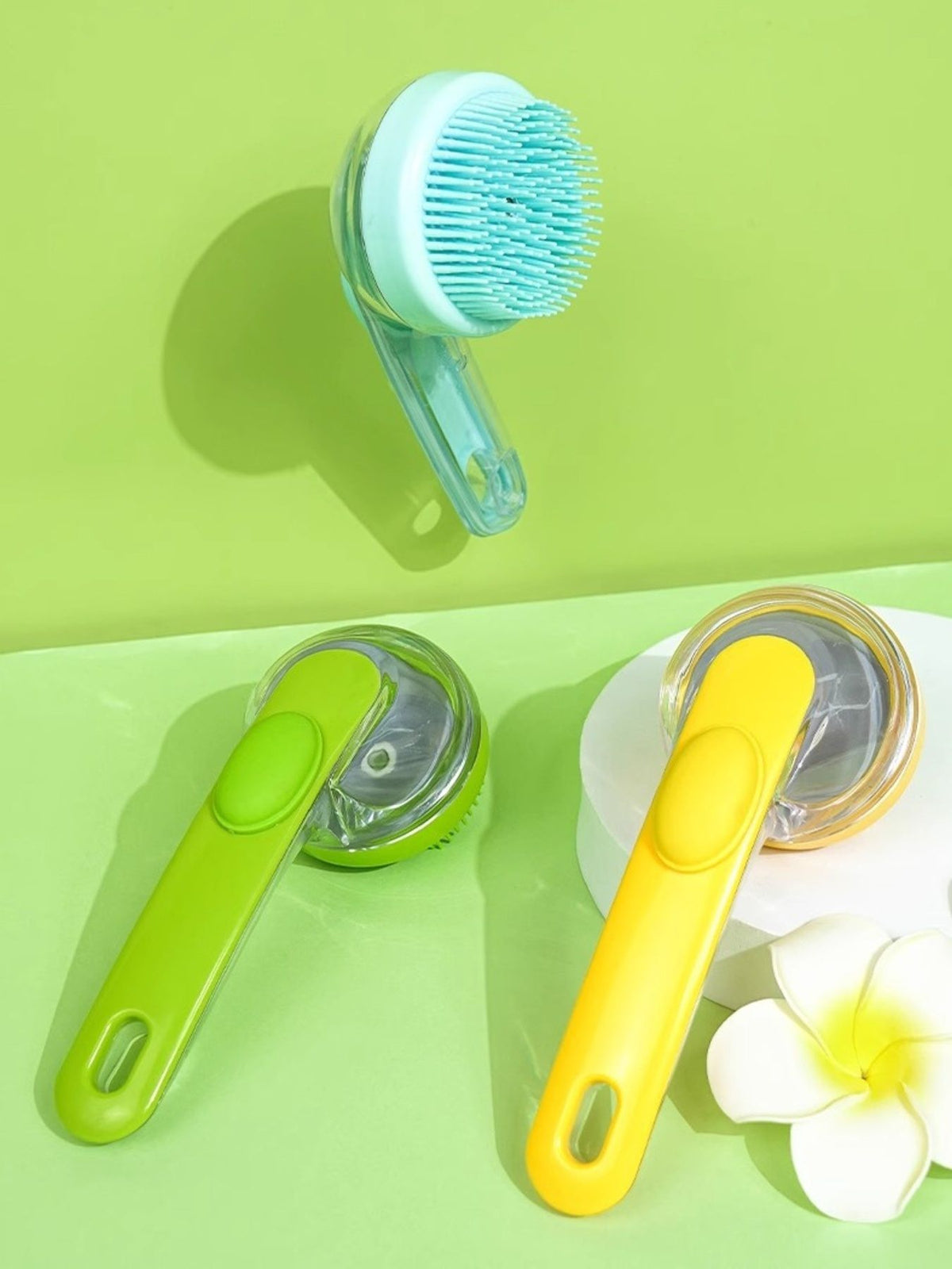 Soft pet shower brush from Trendsi with gentle bristles for comfortable bathing of dogs and cats.