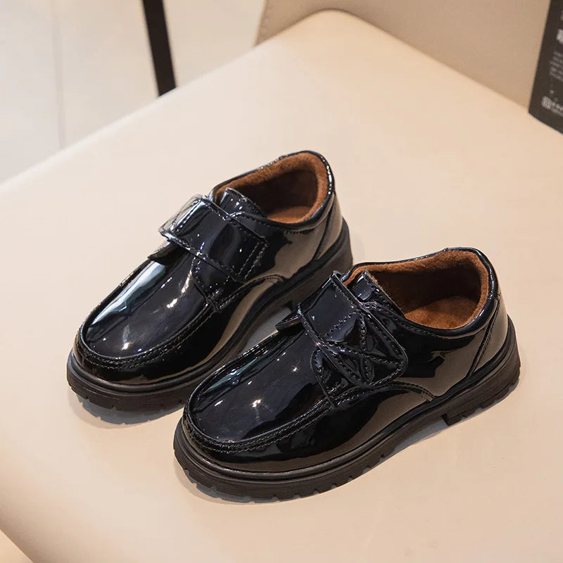 Mocasines escolares negros con cierre de velcro para niño