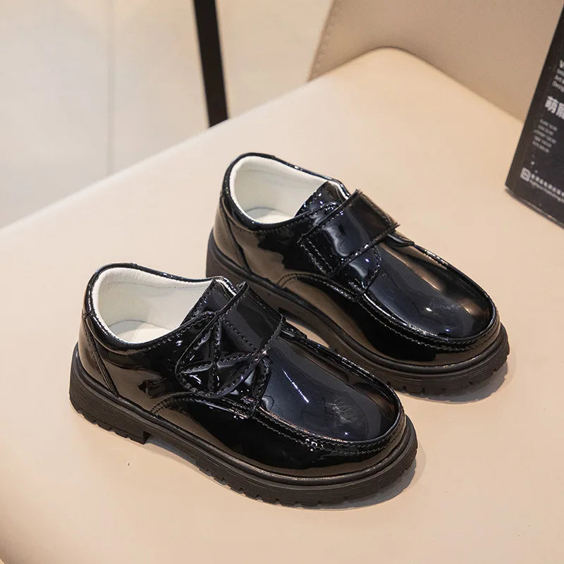 Mocasines escolares negros con cierre de velcro para niño