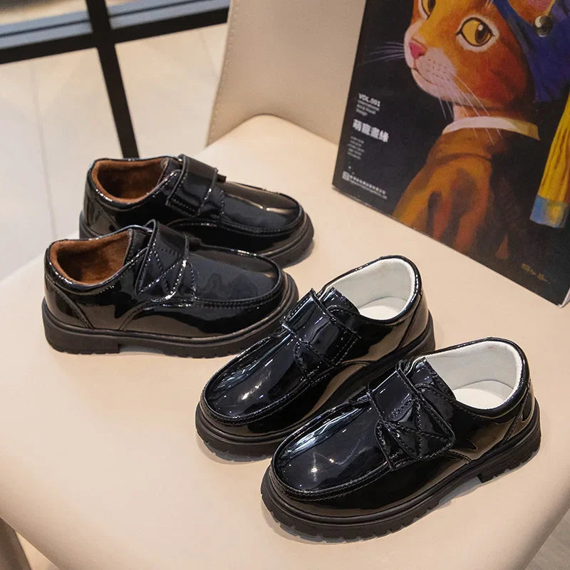 Mocasines escolares negros con cierre de velcro para niño