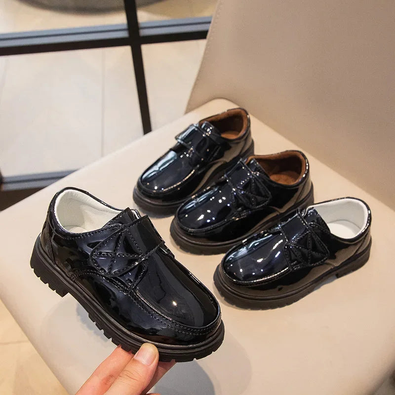 Mocasines escolares negros con cierre de velcro para niño