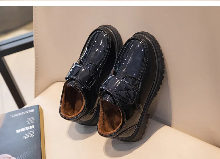 Mocasines escolares negros con cierre de velcro para niño