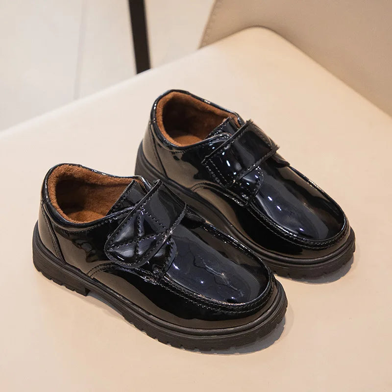 Mocasines escolares negros con cierre de velcro para niño