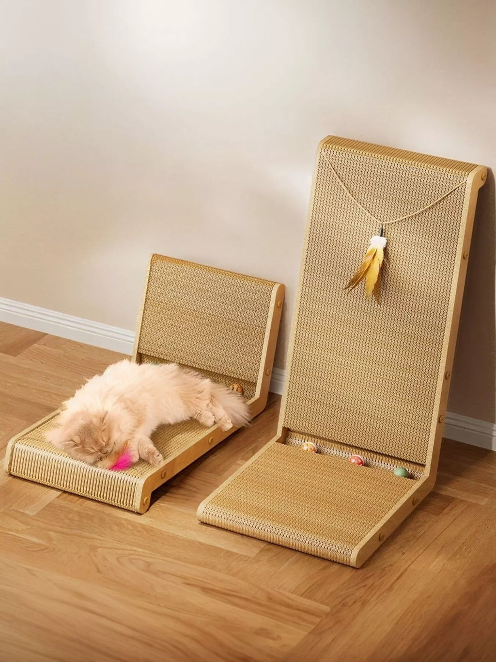 Interactive sisal cat scratching post with dangling toy from Trendsi, featuring a sturdy scratch surface and playful hanging toy.